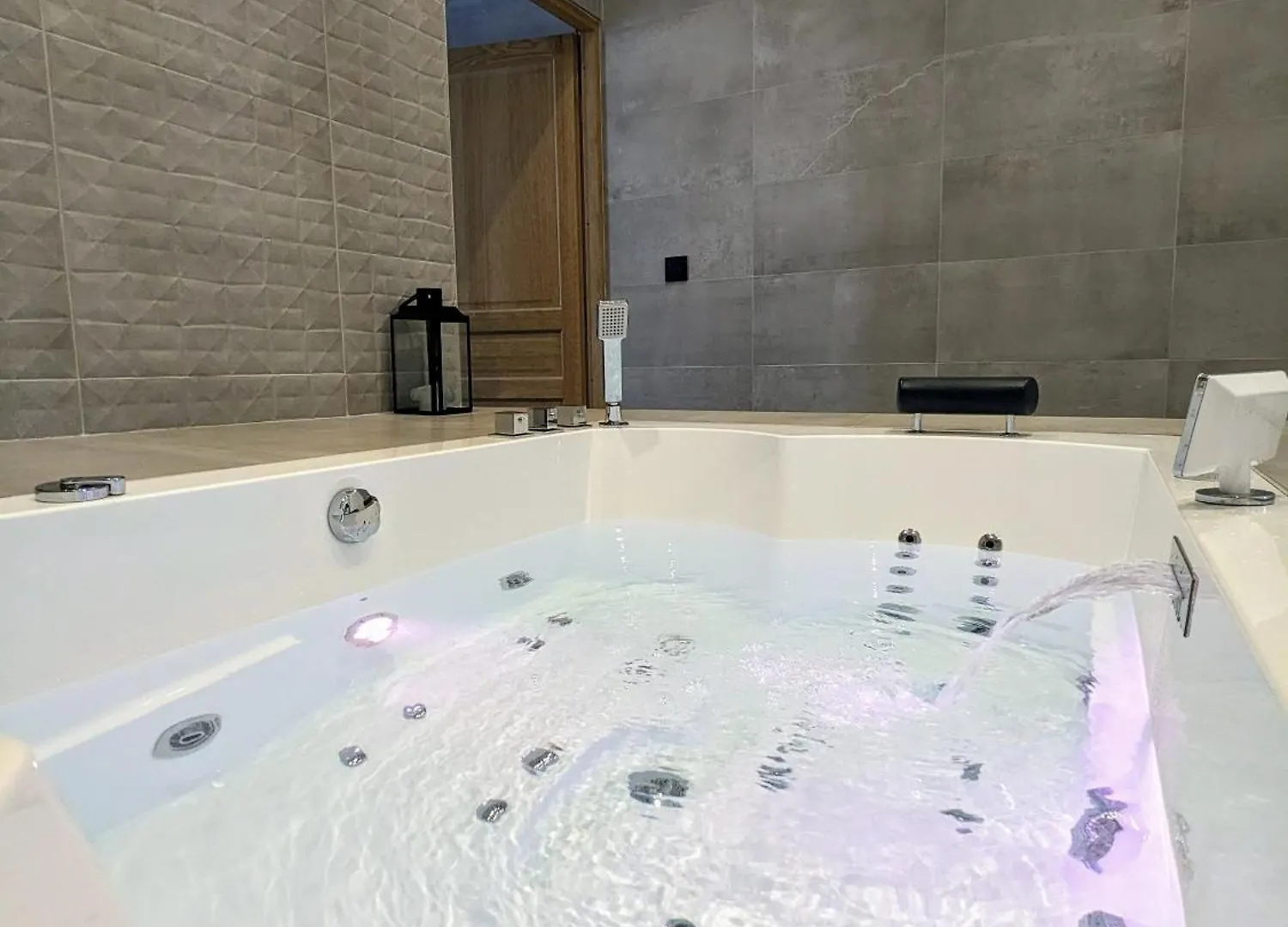 My'Deting - Jacuzzi Apartment Roanne 0*,  France